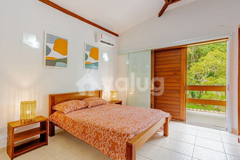 Wonderful beachfront house with pool and 5 bedrooms.