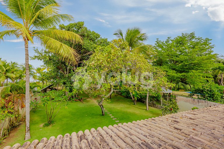 Wonderful beachfront house with pool and 5 bedrooms.