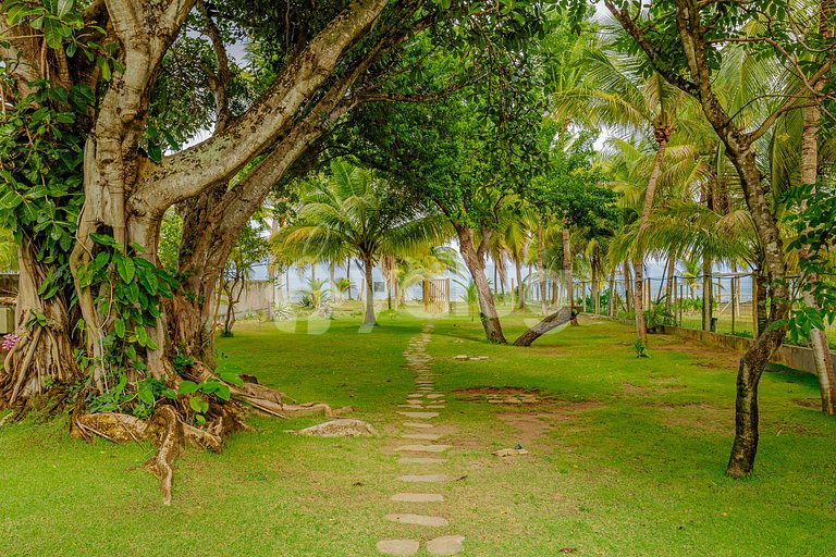 Wonderful beachfront house with pool and 5 bedrooms.