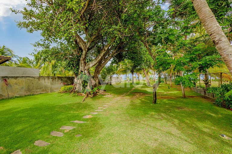 Wonderful beachfront house with pool and 5 bedrooms.