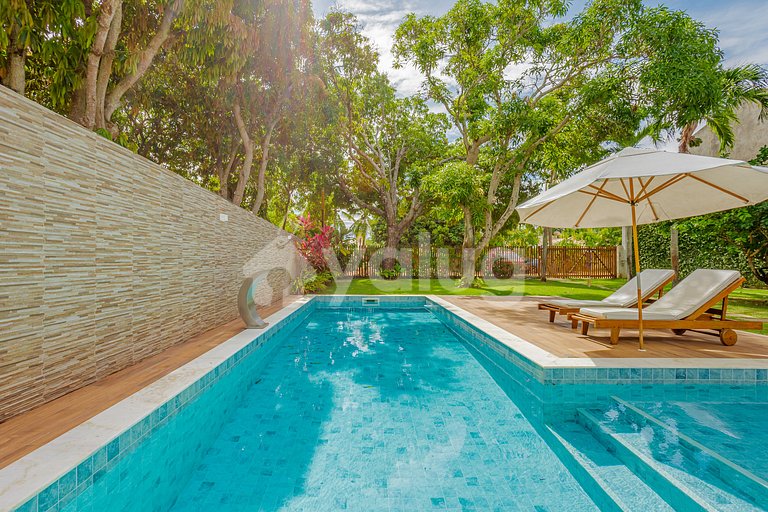 Wonderful beachfront house with pool and 5 bedrooms.