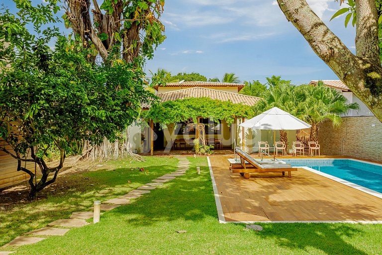 Wonderful beachfront house with pool and 5 bedrooms.