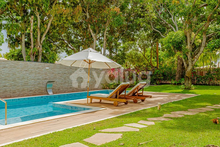 Wonderful beachfront house with pool and 5 bedrooms.