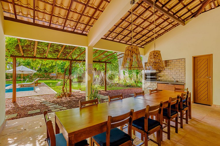 Wonderful beachfront house with pool and 5 bedrooms.