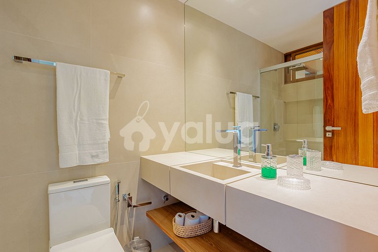 Beautiful House with 6 Suites 200m from Beach Praia do Forte