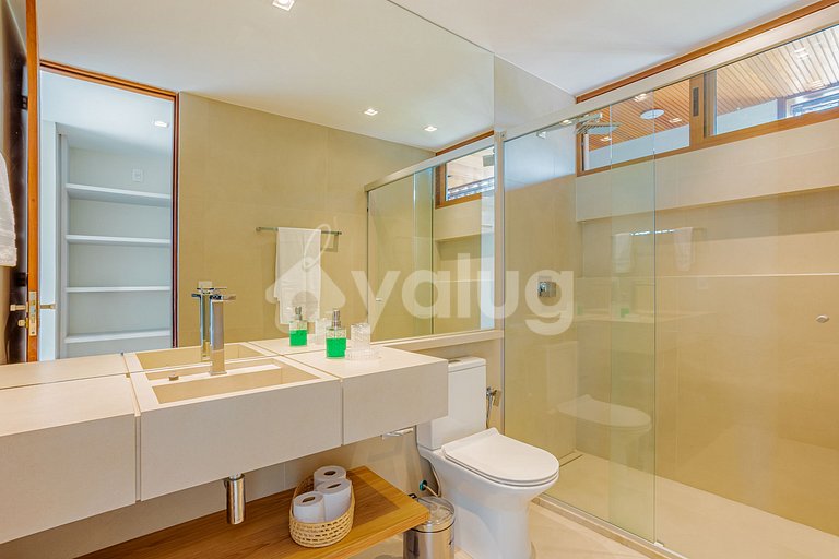 Beautiful House with 6 Suites 200m from Beach Praia do Forte