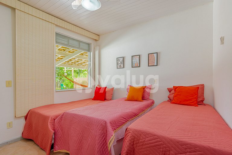 Casa com Piscina 6 Suítes a 50m da praia - Cond. Busca Vida