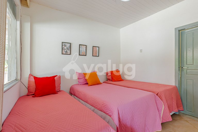 Casa com Piscina 6 Suítes a 50m da praia - Cond. Busca Vida