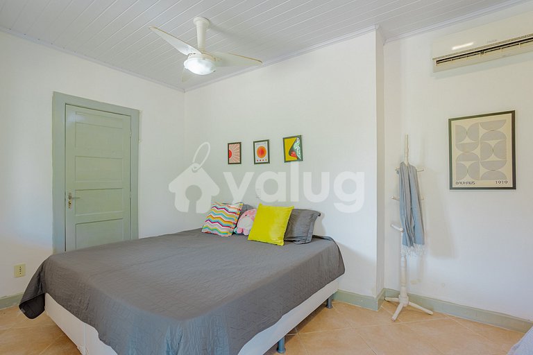 Casa com Piscina 6 Suítes a 50m da praia - Cond. Busca Vida