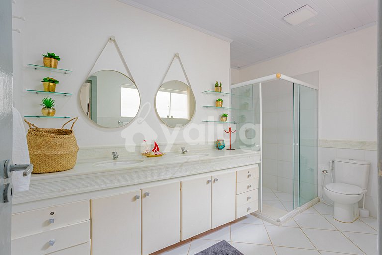 Casa com Piscina 6 Suítes a 50m da praia - Cond. Busca Vida