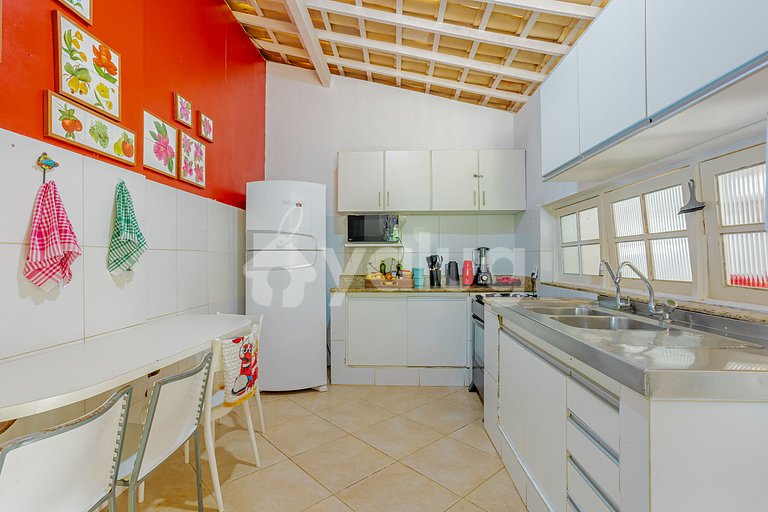 Casa com Piscina 6 Suítes a 50m da praia - Cond. Busca Vida