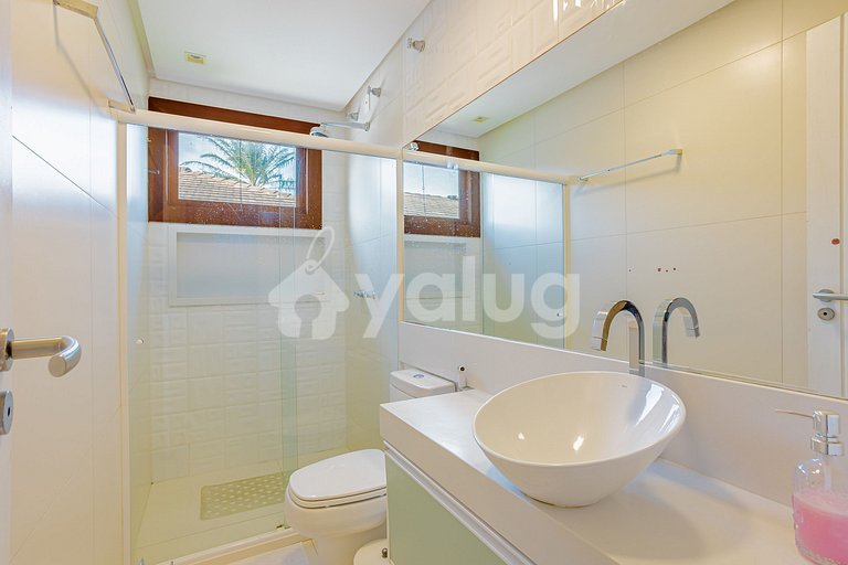 Casa Alto Padrão 6/4, com Hidro e piscina - Praia do Forte