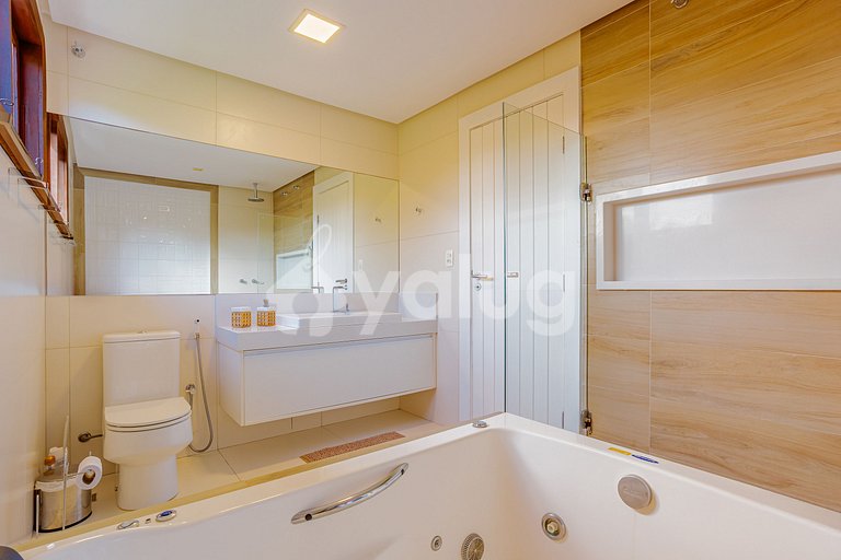 Casa Alto Padrão 6/4, com Hidro e piscina - Praia do Forte