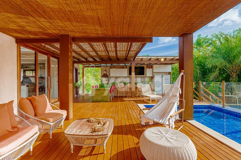 Casa Alto Padrão 6/4, com Hidro e piscina - Praia do Forte