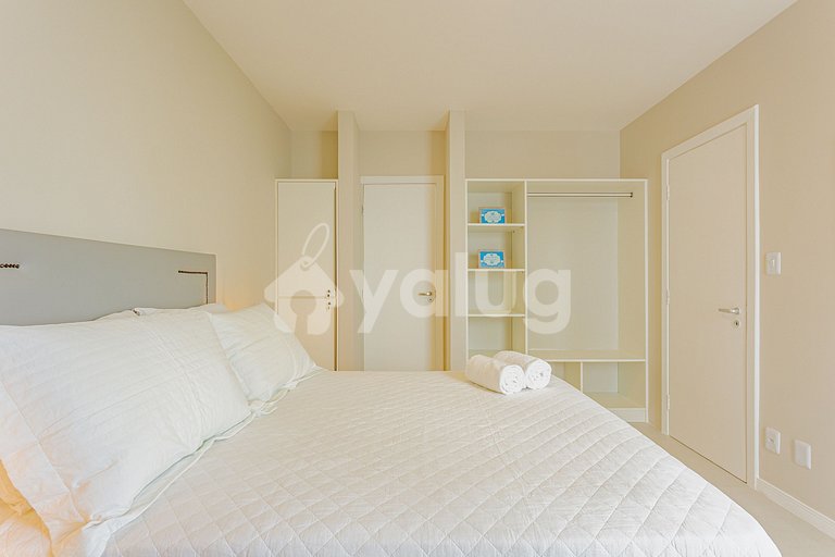 Wonderful Bedroom and Living Room 300m from the Beach