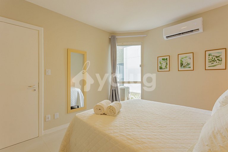 Wonderful Bedroom and Living Room 300m from the Beach